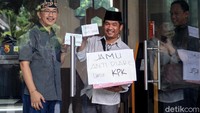 Sejumlah aktivis maupun peneliti dari berbagai LSM mendatangi KPK. Mereka mengaku membawakan jamu antidiare untuk Pimpinan KPK, Jakarta, Rabu (15/1/2020).