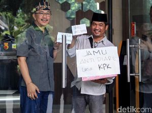 Pegiat Antikorupsi Kirim Jamu Antidiare untuk Pimpinan KPK