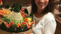 Merayakan hari spesial dengan tumpeng, serta aneka lauk lengkap, dan sayuran penuh warna, Alexandra berpose dengan manis. Foto: Instagram @got_alex