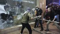 Massa menghancurkan jendela kaca Bank Central Lebanon dengan menggunakan batang dan tongkat besi. Mereka juga menghancurkan jendela bank komersial serta kantor biro valuta asing yang ada di dekatnya.