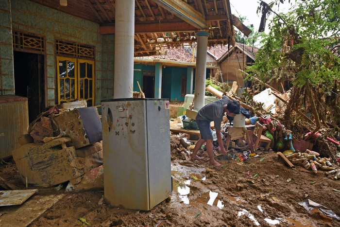 Dua Pekan Usai Banjir Bandang Di Lebak Warga Krisis Air Bersih