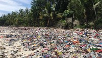 Sampah yang menghampar di sepanjang garis pantai itu didominasi oleh kain bekas.