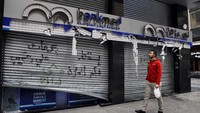 Dikutip dari AP, negara ini memang sedang menghadapi krisis ekonomi terburuk dalam beberapa dekade. Mata uang lokal telah kehilangan lebih dari 60% dari nilainya hanya dalam beberapa minggu terakhir. Lebanon punya utang yang sangat besar dan memberatkan. Pertumbuhan ekonomi mereka stagnan, infrastruktur rusak, dan tekanan dalam sistem keuangan yang berkaitan dengan berkurangnya aliran modal.