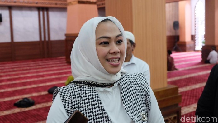 Bupati Karawang Cellica Nurrachadiana