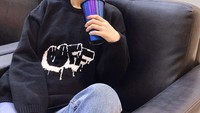 Seolhyun yang difoto candid ini tetap menampilkan wajah cantiknya. Sambil minum, ia memandang lantai. Duh lagi mikirin apa nih? Foto: instagram @sh_9513