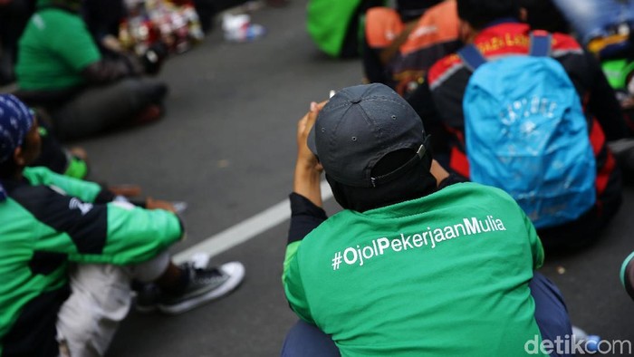 Pengemudi ojek online (Ojol) menggeruduk kantor Kementerian Perhubungan, Jakarta. Mereka menyuarakan terkait kejelasan payung hukum atau legalitas dari ojol.
