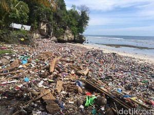Penampakan Lautan Sampah di Pantai Wisata di Polman