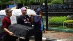 Keranda Mayat Warnai Aksi Buruh di Depan Gedung Kemenkes