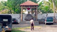 Terlihat garis polisi membelit pintu masuk hingga bangunan dan seluruh pagar di area keraton termasuk batu prasati yang terletak tak jauh dari pendopo. Tampak ada lima polisi yang berjaga di beberapa sudut berbeda.