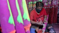 Setelah selesai, hio kembali dikeringkan dan diberi warna pada ukirannya lalu dikeringkan kembali. Selanjutnya hio siap dikemas dan dikirim kepada pemesannya.
