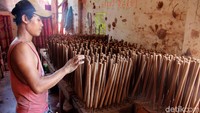 Sama seperti hio naga, hio kecil pun bahan dan pembuatannya sama, hanya saja lebih mudah dan cepat karena cukup dibentuk lalu diberi pewarna.