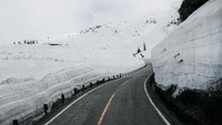 Karena berada di area pegunungan, wilayah ini memiliki curah salju yang lebih banyak dari tempat lainnya. Hasilnya, salju bukan cuma menumpuk di jalan, tapi malah jadi tebing atau snow wall. (iStock)
