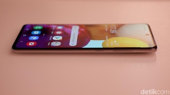 Galaxy A71 dibuat tipis, ketebalannya 7,7 mm. Sementara Galaxy A51 7,9 mm. Foto: Adi Fida Rahman/detikINET  