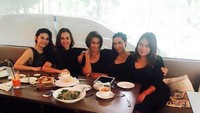 Bersama teman-temannya, Alexandra unggah keseruannya saat makan siang dengan pakaian serba hitam yang elegan. Foto: Instagram @got_alex