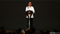 Selain mendengarkan keluhan pengusaha muda, Jokowi pun sempat mencolek Menteri BUMN Erick Thohir agar seluruh proyek pembangunan tak melulu dikerjakan BUMN. Tetapi harus bisa melibatkan pengusaha lokal, terutama para pengusaha muda yang tergabung dalam HIPMI.