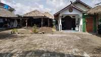 Rumah tersebut tampak sepi. Pintu rumah juga tertutup rapat.
