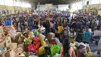 Sejumlah warga pun dievakuasi ke posko pengungsian yang berada di kawasan Tanaun, Provinsi Batangas, Filipina. AP Photo/Bullit Marquez.