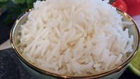 Nasi : Nasi bersisa? Jangan keburu dibuang. Ratakan di piring datar lalu simpan di freezer. Jika sudah beku pindahkan ke wadah bertutup simpan kembali. Untuk menghangatkan kukus kembali nasi hingga lembut. Foto: Istimewa