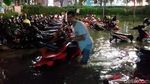 Potret Puluhan Motor Terendam Banjir di Parkiran Darmo Park II