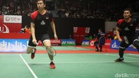 Di gim kedua, Ahsan/Hendra sudah tampil dengan performa terbaik. Unggulan kedua di Indonesia Masters itu pun tidak butuh waktu untuk menutup interval gim kedua dengan 11-9.