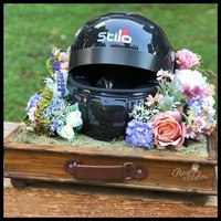 Untuk calon istrinya, Putra mempersembahkan seserahan, yang salah satunya berisi helm Stilo. Helm seri ST5 GT 8860 itu diketahui berharga  US$ 2.799 atau sekitar Rp 39,8 juta. Adapun seserahan dibuat oleh Rose Arbor Seserahan yang juga pernah menangani klien seperti putri Jokowi, Kahiyang Ayu, dan cucu Soeharto, Pandji Trihatmodjo. (Foto: Instagram)