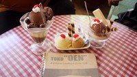 Toko Oen merupakan toko yang menawarkan dessert dan es krim. Toko ini sudah ada sejak tahun 1930 dan menempati bangunan Belanda klasik. Lokasinya ada di Semarang dan Malang. Foto: Dokumentasi Toko Oen/Istimewa