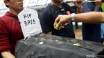 Keranda Mayat Warnai Aksi Buruh di Depan Gedung Kemenkes