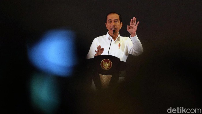 Jokowi hadiri pelantikan pengurus Hipmi. Di sana ia turut mendengarkan keluhan pengusaha muda terkait izin usaha langsung.