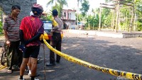 Warga mendatangi lokasi Keraton Agung Sejagat yang berada di kawasan Purworejo, Jawa Tengah, Rabu (15/1/2020). Keraton itu nampak dijaga dan dipasangi garis polisi.