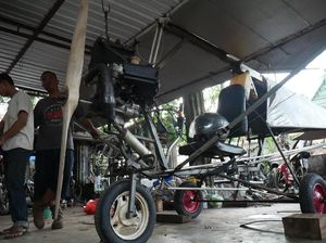 Bikin Pesawat Ultralight, Montir Tak Lulus SD Dapat Penghargaan dari Bupati