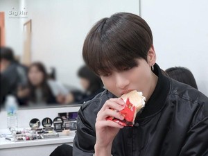 Jungkook BTS Ungkap 3 Es Krim Favoritnya, Apa Saja Ya?