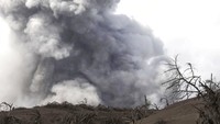 Diketahui hingga hari ketiga pascaerupsi pada Selasa (14/1), gunung Taal dilaporkan masih memuntahkan lava pijar disertai kabut abu tebal. Institut Vulkanologi dan Seismologi Filipina mencatat aktivitas gunung Taal terus meningkat sejak Minggu (12/1) yang mengindikasikan magma masih akan naik ke permukaan. Kondisi gunung Taal saat ini berada di level 4 (erupsi berbahaya segera terjadi) dan mengindikasikan akan meningkat menjadi level 5 (terjadi letusan). AP Photo/Basilio Sepe.
