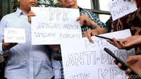 Tampak mereka membawa kertas dengan tulisan seadanya sekaligus kotak yang diakunya berisi jamu antidiare. Kertas-kertas itu dipamerkan dengan berbagai tulisan seperti Negara Sehat Tanpa Diare Tanpa Korupsi dan KPK Jangan Mencret Tangani Korupsi.