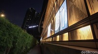 Mal yang berhiaskan kelap kelip lampu led besar di depan malnya hingga kini masih gelap.