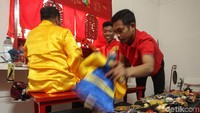 Sang dalang akan memasukkan tangan mereka ke dalam kain tersebut dan memainkannya layaknya wayang jenis lain.