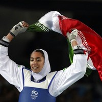 Saya salah satu dari jutaan wanita yang tertindas di Iran, yang mereka permainkan selama bertahun-tahun, tulis Kimia. Ia lalu mengatakan Saya memakai apapun yang mereka perintahkan, kata Kimia. Pernyataan tersebut merujuk pada kerudung yang wajib dikenakan wanita muslim di depan publik. (Foto: AP Photo/Andrew Medichini)