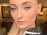 Tips Makeup Pakai Eyeliner Putih, Bikin Mata Segar hingga Romantis