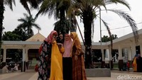 Pohon kurma ini pun jadi sasaran warga untuk berswafoto.