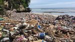 Jorok! Sampah Kain Penuhi Pantai Wisata di Polman