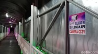 Hal menarik lainnya, tampak juga tulisan kalau JPO itu diawasi oleh CCTV. Hal itu menunjukkan keseriusan pemkot Bekasi, atau dalam hal ini Dinas Bina Marga dan Sumber Daya Air Kota Bekasi yang membangun JPO tersebut (Randy/detikcom)