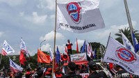 Sang Orator dari perwakilan organisasi buruh satu persatu berorasi di atas mobil komando.