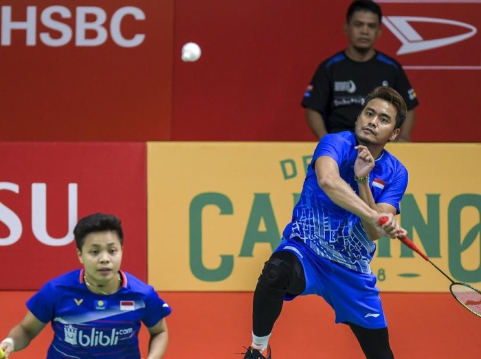 Pebulu tangkis ganda campuran Indonesia Tontowi Ahmad (kanan) dan Apriyani Rahayu (kedua kanan) serta pebulu tangkis ganda campuran Korea Selatan Seo Seung Jae (kiri) dan Chae Yujung (kanan bawah) berjabat tangan dengan wasit usai pertandingan putaran kedua Daihatsu Indonesia Masters 2020 di Istora Senayan, Jakarta, Rabu (15/1/2020). Pasangan Tantowi dan Apriyani masuk babak selanjutnya setelah lawannya mengundurkan diri karena cedera engkel kaki kanan. ANTARA FOTO/Galih Pradipta/hp.