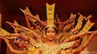 Aksi mereka menyedot perhatian pengunjung.
