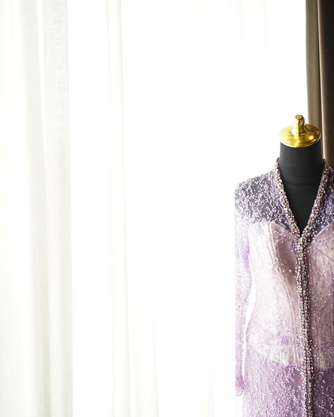 Di hari berbahagia itu, Liana yang hobi balap off-road itu tampil anggun dan feminin dalam bautan kebaya ungu pastel. Kebaya tersebut dirancang oleh Ivan Gunawan. (Foto: Instagram)