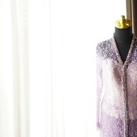 Di hari berbahagia itu, Liana yang hobi balap off-road itu tampil anggun dan feminin dalam bautan kebaya ungu pastel. Kebaya tersebut dirancang oleh Ivan Gunawan. (Foto: Instagram)