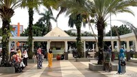 Kehadiran pohon kurma yang berbuah mendatangkan antusias untuk jemaah yang datang.