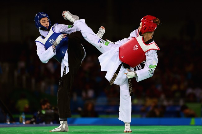 Begini aksi atlet taekwondo Kimia Alizadeh dari Iran di Olimpiade 2016 yang berlangsung di Rio de Janeiro, Brasil. Di pesta olahraga terbesar di dunia itu, ia berhasil meraih medali perunggu. (Foto: Laurence Griffiths/Getty Images)
