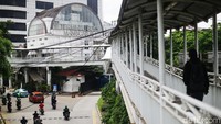Warga melintas di Jembatan Penyebrang Orang Terminal Bus Manggarai, Jakarta, Rabu (15/1/2020). Nantinya, selain JPO akan ada Skybridge yang membentang dari Terminal Bus Manggarai menghubungkan Stasiun Manggarai Jakarta Selatan.