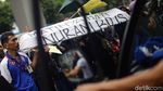 Keranda Mayat Warnai Aksi Buruh di Depan Gedung Kemenkes