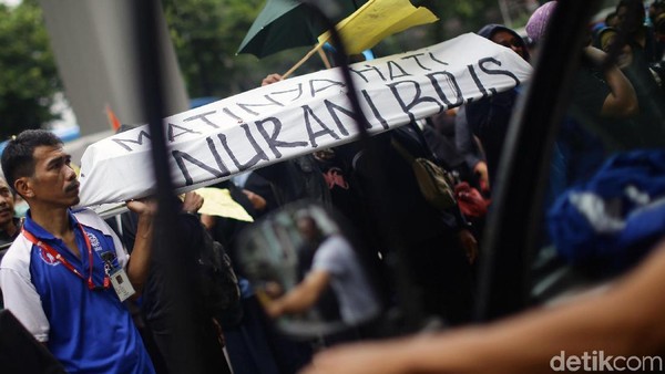 Keranda Mayat Warnai Aksi Buruh di Depan Gedung Kemenkes